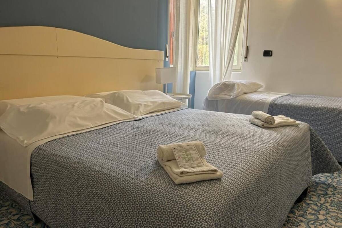 Triple Room | In-room safe, desk, iron/ironing board, free WiFi