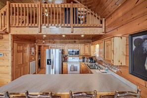 Kühlschrank, Mikrowelle, Herdplatte, Wasserkocher mit Kaffee-/Teezubehör