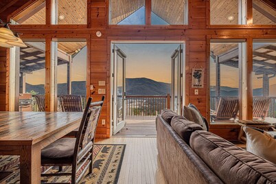 Secluded 1.5ac Luxury Cabin w/ Hot Tub, Pool Table, & AMAZING MOUNTAIN VIEWS!