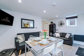 Dining - Two BR Apt By Eason Stays Short Lets Sheffield (Sheffield)