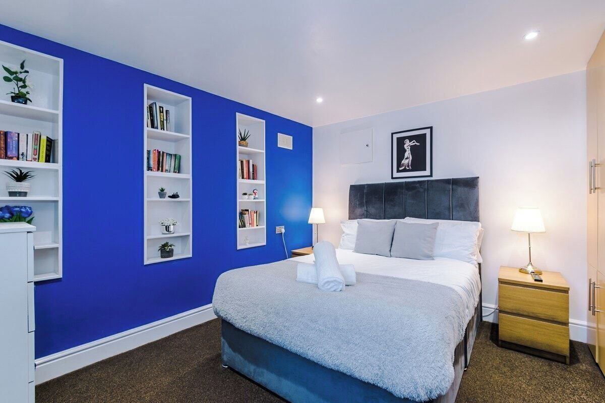 2 habitaciones, tabla de planchar con plancha, internet y ropa de cama 