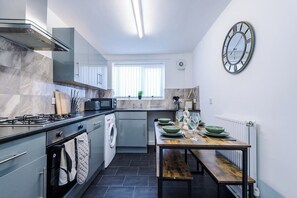 Fridge, microwave, oven, stovetop - 3BDR House By Eason Stays Shorts  Liverpool (Liverpool/Merseyside)