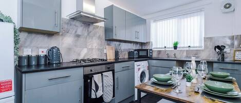 Een koelkast, een magnetron, een oven, een kookplaat