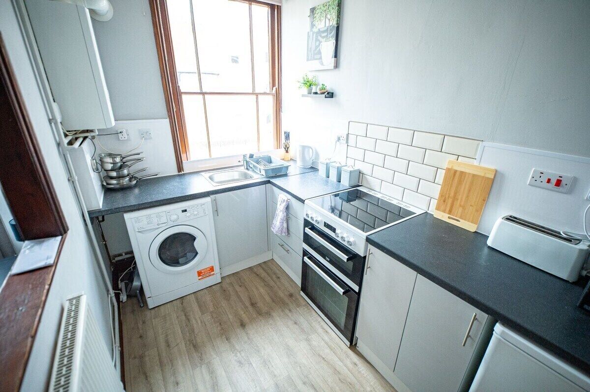 Køleskab, mikrobølgeovn, ovn, kogeplade