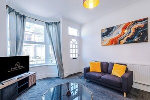 TV, ping pong - 3 BDR House By Eason Stays Short Lets Sheffield (Sheffield)