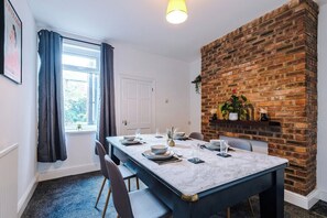 Dining - 3 BDR House By Eason Stays Short Lets Sheffield (Sheffield)