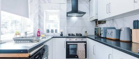 Een koelkast, een microgolfoven, een oven, een kookplaat