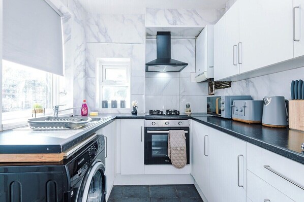 Fridge, microwave, oven, stovetop - 3 BDR House By Eason Stays Short Lets Sheffield (Sheffield)