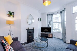 TV, ping pong - 3 BDR House By Eason Stays Short Lets Sheffield (Sheffield)