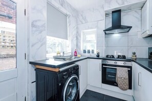 Fridge, microwave, oven, stovetop - 3 BDR House By Eason Stays Short Lets Sheffield (Sheffield)