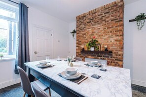 Dining - 3 BDR House By Eason Stays Short Lets Sheffield (Sheffield)