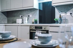 Fridge, microwave, oven, stovetop - 2 BDR House By Eason Stays Short Lets Stockport (Greater Manchester)