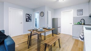 Eine moderne Wohnung mit Essbereich, Küche und Wohnraum.
