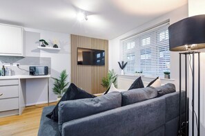 TV - 2 BDR House By Eason Stays Short Lets Stockport (Greater Manchester)