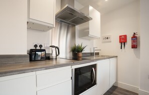 Réfrigérateur, micro-ondes, plaque de cuisson, grille-pain