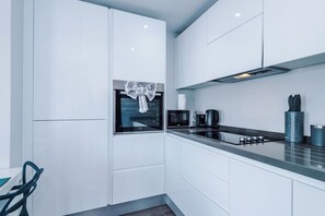 Fridge, microwave, oven, stovetop - One BDR Apt By Eason Stays Short Lets Liverpool (Liverpool)