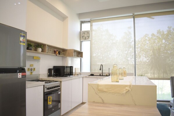 Micro-ondes, plaque de cuisson, chaise haute