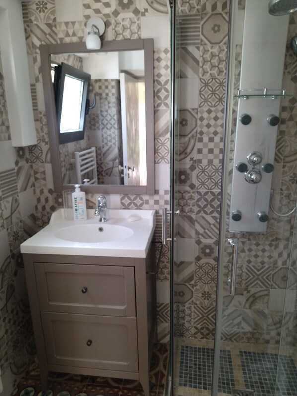 A bathroom with a sink, mirror, and shower. - Le Mas des iris, large swimming pool, panoramic sea view, Cap d'Antibes beaches 5 minutes away (Antibes)