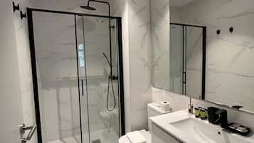 Regadera, secadora de cabello, bidet, toallas