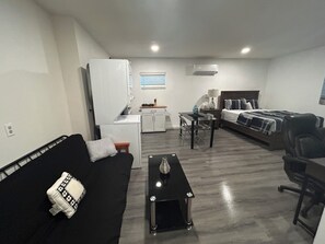 1 habitación, escritorio, tabla de planchar con plancha y wifi 