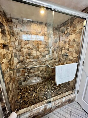 淋浴设施、吹风机、毛巾、肥皂