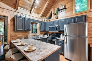 Fridge, microwave, oven, stovetop - Family-Baby-Toddler-Friendly, 5 Min 2 Town, HotTub (Pigeon Forge)