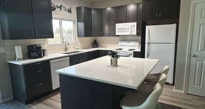 Charming duplex in NW Redmond, close to everything with peek-a-boo mountain view