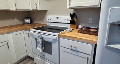 Serene and Peaceful 2-bedroom apartment in Lynn Haven with WiFi, AC