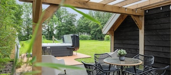 Luxurious tiny house with jacuzzi: unwind in beautiful Friesland nature