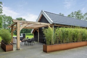 Outdoor dining - Luxurious tiny house with jacuzzi: unwind in beautiful Friesland nature (De Trieme)