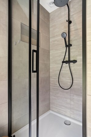 Dusche, Haartrockner, Handtücher, Seife