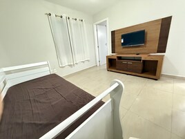 Cortinas blackout, tabla de planchar con plancha y wifi gratis 