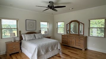 2 bedrooms, desk, free WiFi, bed sheets