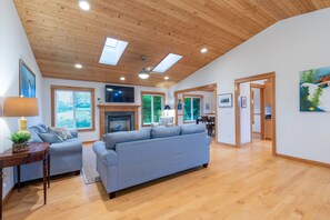 Téléviseur, foyer, livres