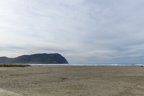 Plage à proximité, chaise longue, serviettes de plage