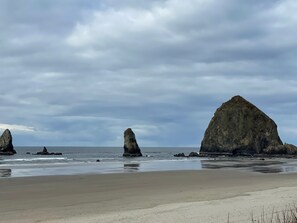 Nær stranden, solsenger og strandhåndklær
