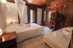 4 chambres, bureau, fer et planche à repasser, lit parapluie