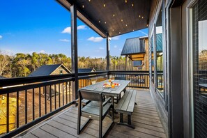 Outdoor dining - Modern, Central Location w/ Indoor Pool & Hot Tub (Pigeon Forge)