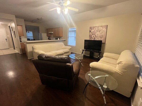 TV - Spacious 3 Bed/2Bath House in Conroe (Conroe)