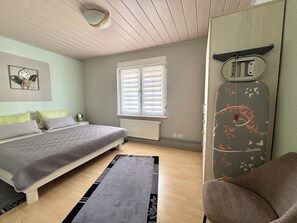 1 quarto, ferros/tábuas de passar roupa, berço de viagem