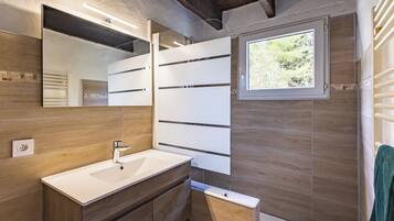 Douche, sĂšche-cheveux, savon, papier toilette