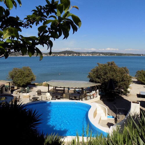 Gîte 4p. dans domaine au coeur de la PROVENCE à 3km d'ISTRES
Au bord de l'eau !