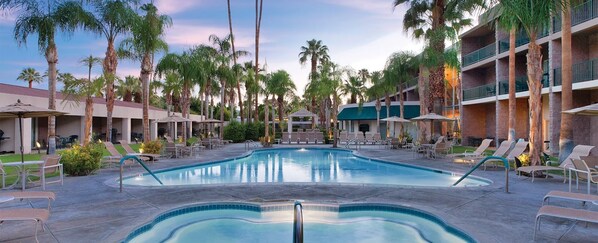 Pool - Charming 2-bedroom resort with WiFi, fitness room in enchanting Palm Springs (Palm Springs)