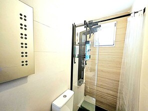 Dusche, Haartrockner, Handtücher, Toilettenpapier