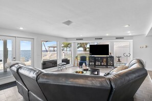 Smart TV, pebolim, livros