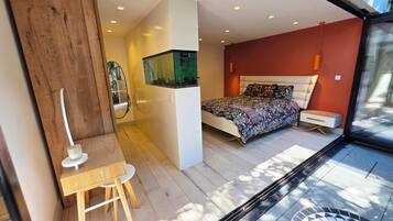 2 bedrooms, desk, iron/ironing board, WiFi