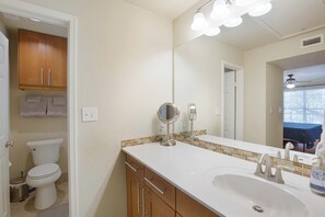 SĂšche-cheveux, serviettes fournies, savon, papier toilette
