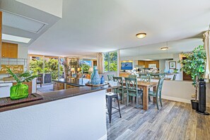 Una cocina amplia con comedor, ventanas grandes y vistas al exterior.
