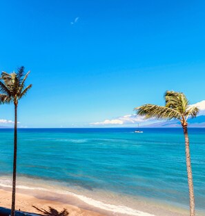 Sun-loungers, beach towels - Ocean Breeze at Jazz -Cozy 2BR/2BA, View, Pool, AC, Beach Access &Top Location (Lahaina)