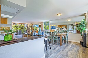 Dining - Ocean Breeze at Jazz -Cozy 2BR/2BA, View, Pool, AC, Beach Access &Top Location (Lahaina)